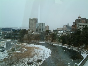 ロビーから見える広瀬川の写真