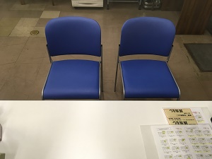 受付けの新しい椅子