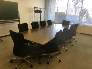 特別会議室の机と椅子