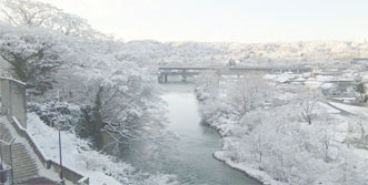仙台市民会館から見た広瀬川の雪景色写真